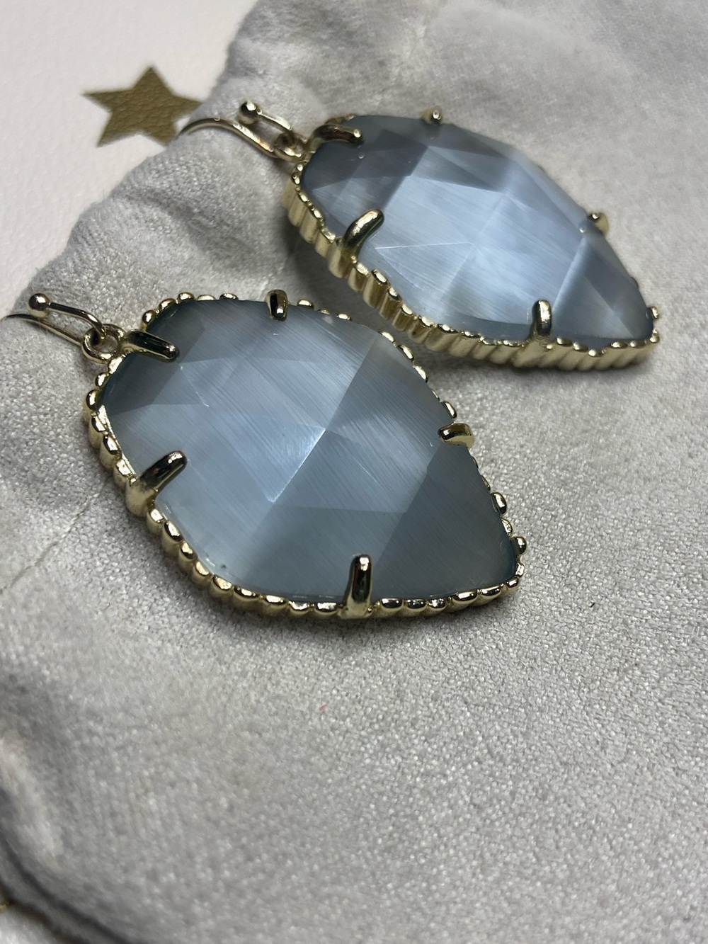 Kendra Scott Corley Earrings in Slate with Gold. In NEW condition